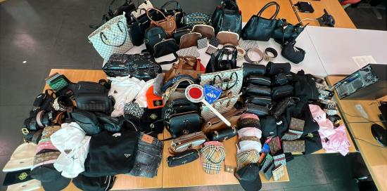 Le borse e i capi contraffatti sequestrati in zona Galeone dalla Polizia Locale