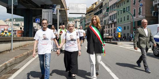 La sindaca Salis si appresta ad imboccare a piedi il tunnel di Caricamento, affiancata dai genitori di Giombattista.