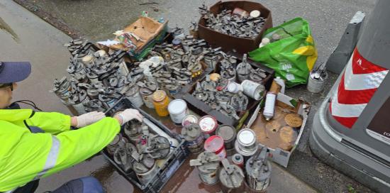 Le latte di vernice e solvente abbandonate in via Adamoli Le latte di vernice e solvente abbandonate in via Adamoli