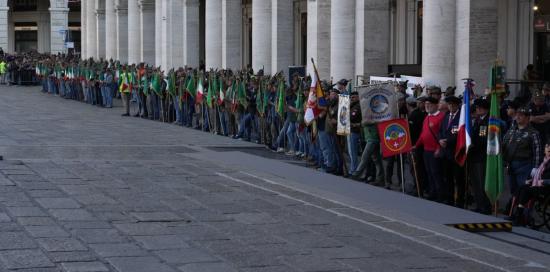 Alpini e bandiere italiane dietro alle transenne sul lato mare di piazza De Ferrari