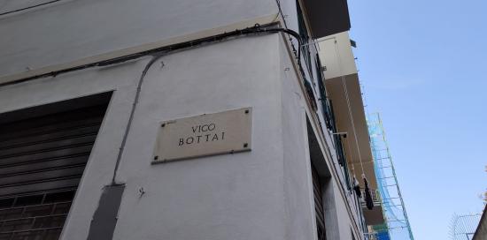 esterno con targa toponomastica di vico Bottai