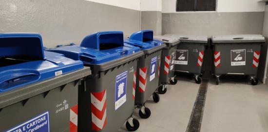 cassonetti all'interno dell'ecopunto