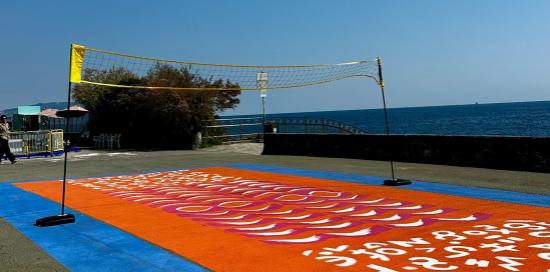 Il nuovo campetto da volley di piazzale carristi d'Italia, con il mare sullo sfondo