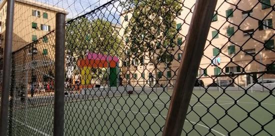 Dettaglio della recinzione del nuovo campo multisport