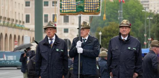 Alti rappresentanti degli Alpini in piazza della Vittoria Alti rappresentanti degli Alpini in piazza della Vittoria