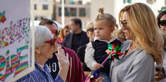 La sindaca Salis a colloquio con un'anziana manifestante del Disability Pride