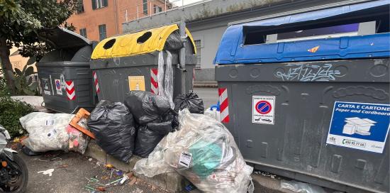Rifiuti abbandonati fuori dai cassonetti della carta e della plastica