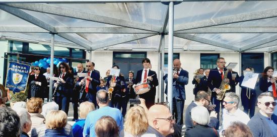 Esibizione della banda di Voltri fuori dalla piscina