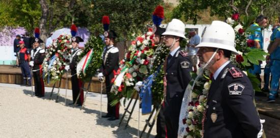 Carabinieri e agenti della Polizia Locale schierati a fianco delle corone commemorative Carabinieri e agenti della Polizia Locale schierati a fianco delle corone commemorative
