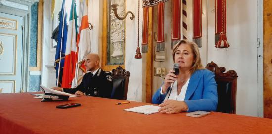 Il comandante Fabio Manzo e la assessora Arianna Viscogliosi in Salone di Rappresentanza per la conferenza stampa