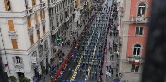 Un momento della sfilata in via XX Settembre: sullo sfondo il grattacielo di corte Lambruschini Un momento della sfilata in via XX Settembre: sullo sfondo il grattacielo di corte Lambruschini