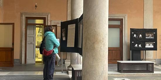 Una visitatrice intenta a "studiare" le foto del maestro Lovati nel cortile di Palazzo Tursi Una visitatrice intenta a "studiare" le foto del maestro Lovati nel cortile di Palazzo Tursi