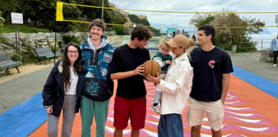 La sindaca Salis insieme alle ragazze e ai ragazzi del collettivo Genova che osa