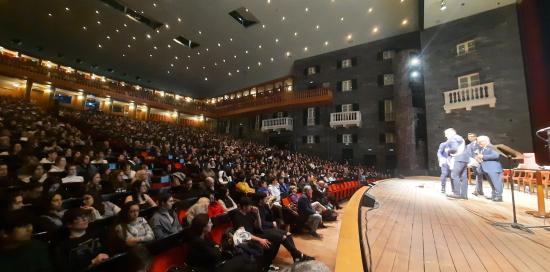 Il Teatro Carlo Felice pieno di ragazzi per l'evento