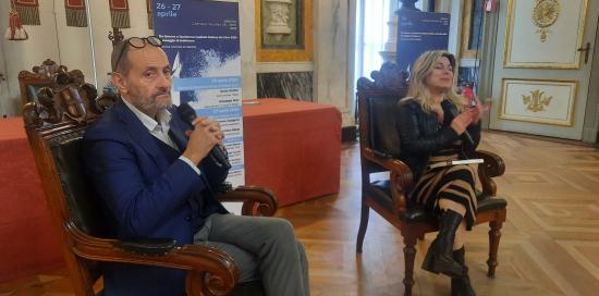 Lo scrittore Giuseppe Aloe affiancato dalla giornalista Lorella Ridenti