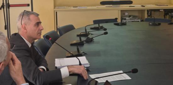 L'assessore Robotti commenta una delle slide della presentazione del Piano della sicurezza stradale