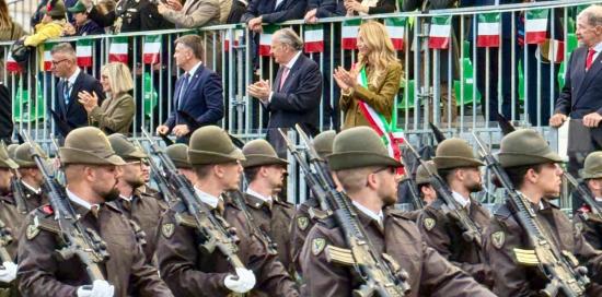 Un momento della sfilata domenicale degli Alpini: in alto le Autorità, tra loro la sindaca Salis