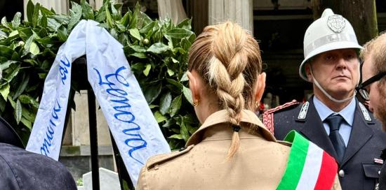 La sindaca Salis fotografata di spalle durante il momento di raccoglimento