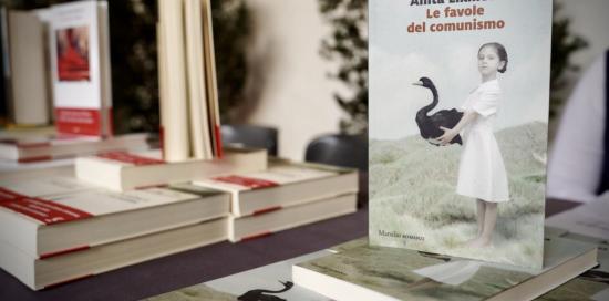 Un primo piano di una copia del libro "Le favole del comunismo" di Anita Likmeta