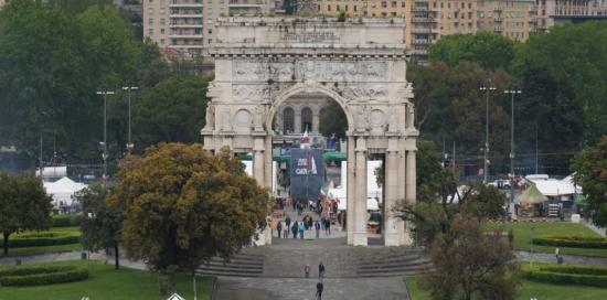 La tribuna allestita per la sfilata e il monumento ai Caduti di piazza della Vittoria