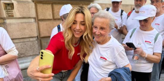 La sindaca Salis fa un selfie con una cittadina over 65 che ha partecipato ai corsi gratuiti di attività motoria La sindaca Salis fa un selfie con una cittadina over 65 che ha partecipato ai corsi gratuiti di attività motoria
