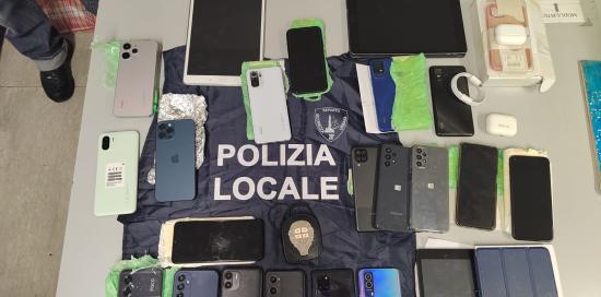 Cellulari e tablet sequestrati