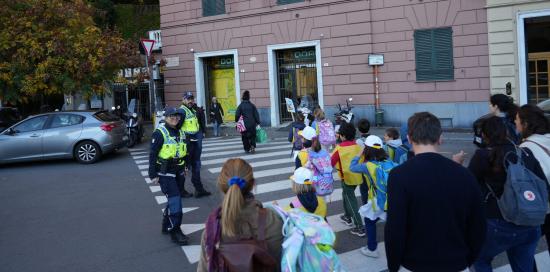 Un momento del Pedibus: attraversamento strisce pedonali con presidio della Polizia Locale