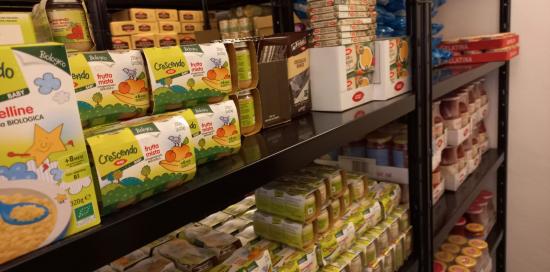scafali pieni di alimenti per neonati