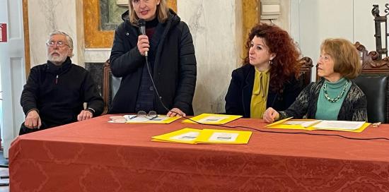 relatrice parla al microfono