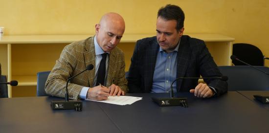 La firma della lettera di intenti da parte del presidente Biolé