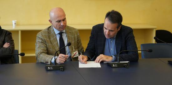 La firma della lettera di intenti da parte dell'assessore Maresca
