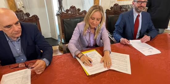 Paola Bordilli firma il protocollo