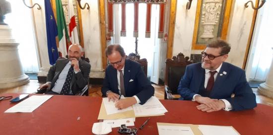 Bassetti, Nicolò e Audoin seduti al tavolo dei relatori Bassetti, Nicolò e Audoin seduti al tavolo dei relatori