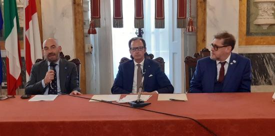 Bassetti, Nicolò e Audoin seduti al tavolo dei relatori Bassetti, Nicolò e Audoin seduti al tavolo dei relatori