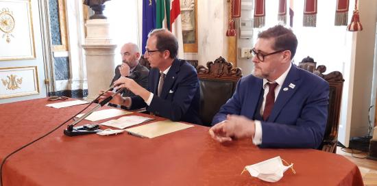 Bassetti, Nicolò e Audoin seduti al tavolo dei relatori