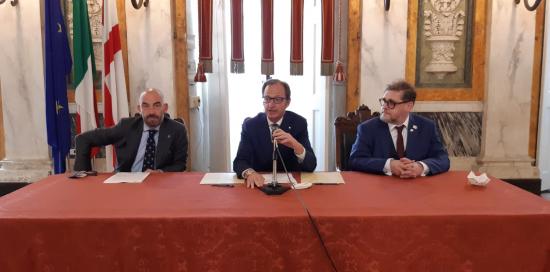 Bassetti, Nicolò e Audoin seduti al tavolo dei relatori