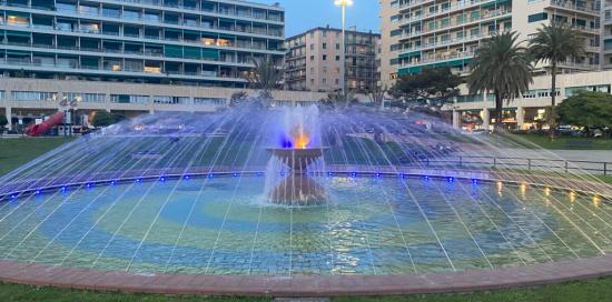 la fontana illuminata sullo sfondo dei palazzi di piazza Rossetti