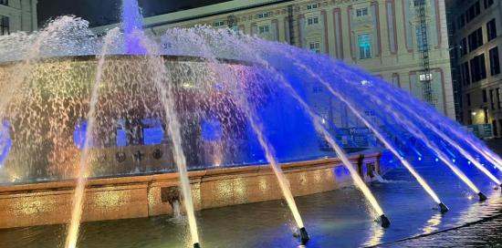 la fontana di De Ferrari  illuminata di blu e giallo