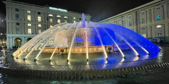 la fontana illuminata di blu e giallo