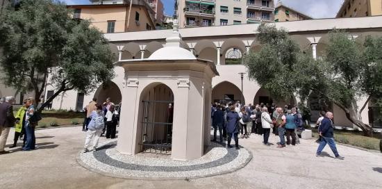 persone nel giardino prospiciente il chiostro