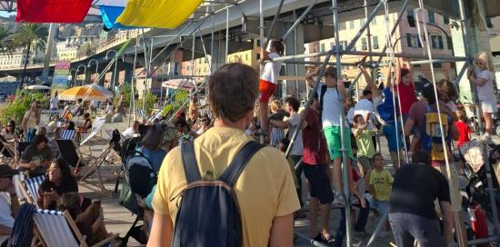 Sdraio, giochi e bambini in Calata Vignoso durante Genova PlayCity Sdraio, giochi e bambini in Calata Vignoso durante Genova PlayCity