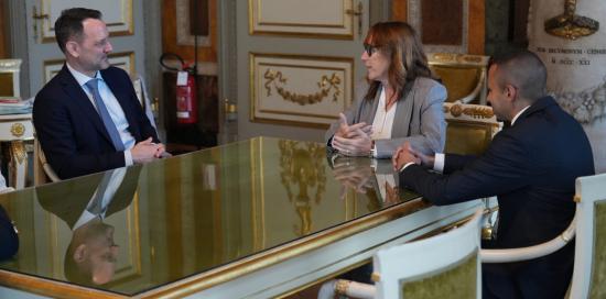 L'ambasciatore Schiltz al tavolo con l'assessora Beghin e Il consigliere Kaabour 