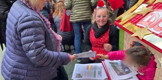La consegna di calendario e "Grido di Sande" a una residente