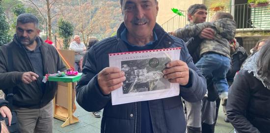 Una copia del calendario 2024 mostrata da un residente