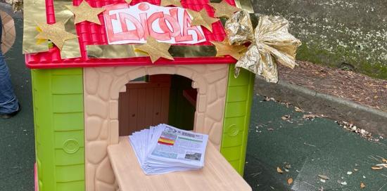 La piccola edicola dove è avvenuta la consegna, da parte dei bimbi, del calendario e del "Grido di Sande"