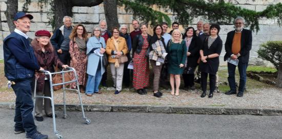 Foto scattata fuori dal Tempio Laico del Cimitero Monumentale di Staglieno con cittadini e rappresentanti delle realtà coinvolte