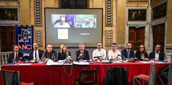 Il tavolo con i sindaci presenti alla assemblea Anci 