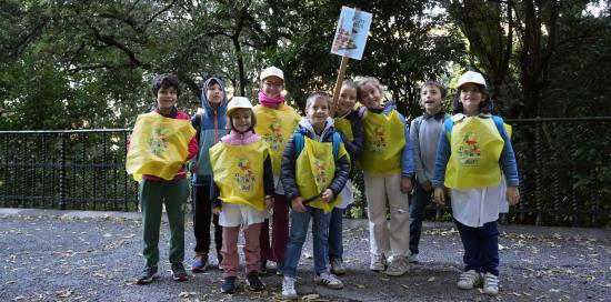 Bimbe e bimbi della "Mazzini" durante una delle due linee Pedibus