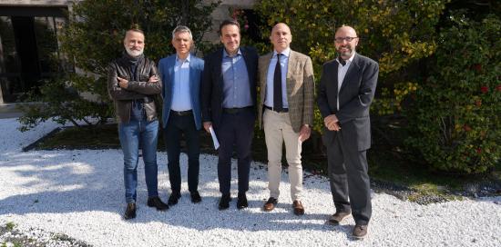 Foto di gruppo nel cortile di Palazzo Tursi: tra gli altri l'assessore Maresca e il presidente Biolé