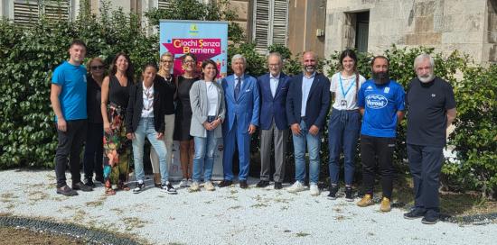 Foto di gruppo a margine della conferenza stampa. Sullo sfondo il roll-up dell'evento